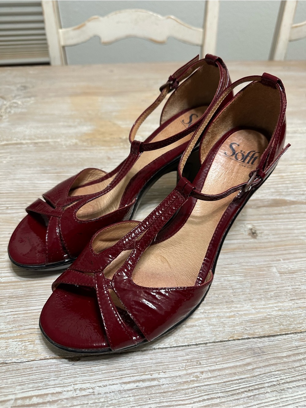 Sofft Burgundy Patent Leather T-strap Heels Open Toed Sandals Size 8.5 - Picture 3 of 7
